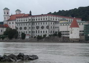 Vista di Passau dalla riva destra dell'Inn - Al centro, in primo piano, la Schablingturm