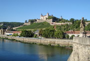 Würzburg - La fortezza di Marienberg vista dal vecchio ponte sul Meno con le sue statue barocche di santi